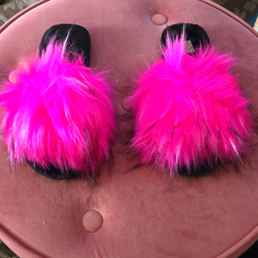 New wot Pink fluffy slides